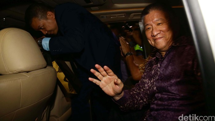 Sugiyanto Kusuma alias Aguan dan Sunny Tanuwidjaja selesai menjalani pemeriksaan di KPK. Kedua diperiksa terkait kasus suap Raperda reklamasi di Jakarta.