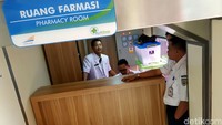 Ruangan Farmasi tampak bersih dan rapi. 