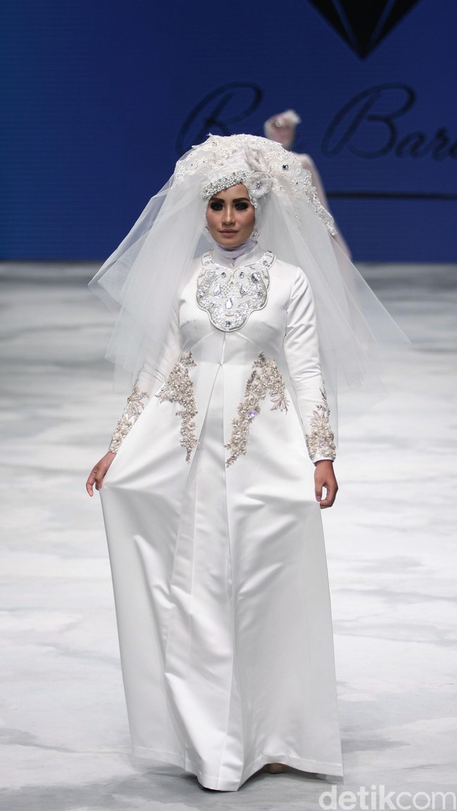 Ria Baraba. Indonesia Fashion Week 2016 at Jakarta Convention Center. Senayan. Jakarta. [Foto: Mohammad Abduh/Wolipop]