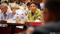 Susi menyimak pertanyaan anggota Komisi IV.