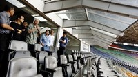 Wakil Presiden OCA, Wei Zhijong didampingi Rita Subowo melihat dari dekat Stadion Utama Gelora Bung Karno.