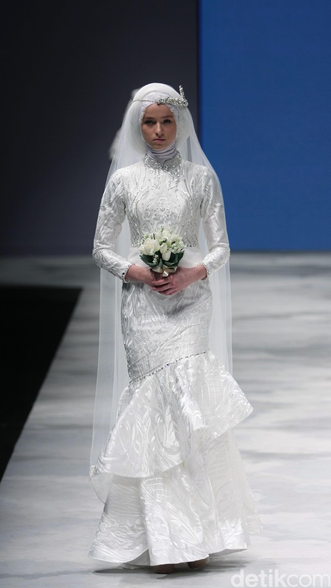 Ria Baraba. Indonesia Fashion Week 2016 at Jakarta Convention Center. Senayan. Jakarta. [Foto: Mohammad Abduh/Wolipop]