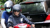 Ojek online dengan atribut warna hitam itu mulai narik di Jakarta hari ini. uberMOTOR memiliki tarif dasar Rp 1.000, tarif per kilometer Rp 1.000, tarif per menit Rp 100 dan tarif minimum Rp 1.000.