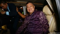 Aguan yang mengenakan batik warna ungu itu langsung masuk ke mobil Alphard putih yang telah menunggunya.