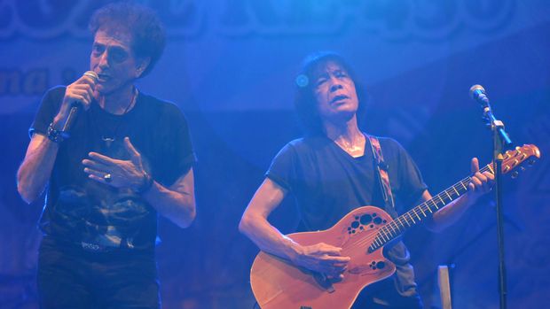 Saat Jokowi tiba di konser 'Musik untuk Republik', grup band God Bless tengah tampil.