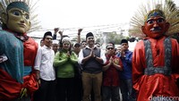 Kedatangannya juga diiringi oleh pasukan ondel-ondel.
