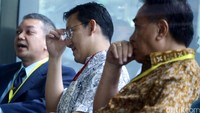 Sunny (tengah) akan diperiksa untuk tersangka M Sanusi dan Ariesman Widjaja.