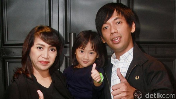 Aih, Putri Rian dMasiv Masih Kecil Sudah Lihai Berpose!