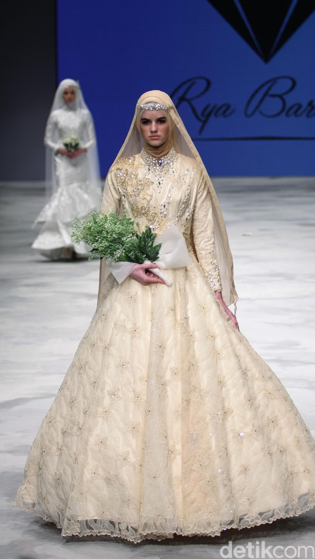 Ria Baraba. Indonesia Fashion Week 2016 at Jakarta Convention Center. Senayan. Jakarta. [Foto: Mohammad Abduh/Wolipop]