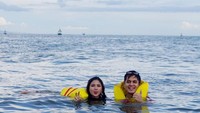 Kevin dan Mila tampaknya sangat menikmati hari-hari mereka di Pulau Dewata. (Dok. MVP Pictures)