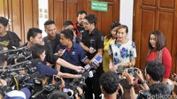 Dewi saat ditemui usai menjalani sidang. Pool/Noel/detikFoto.