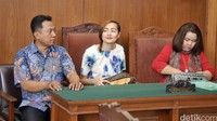 Dijadwalkan, Dewi dan suaminya bakal menjalani mediasi. Pool/Noel/detikFoto.