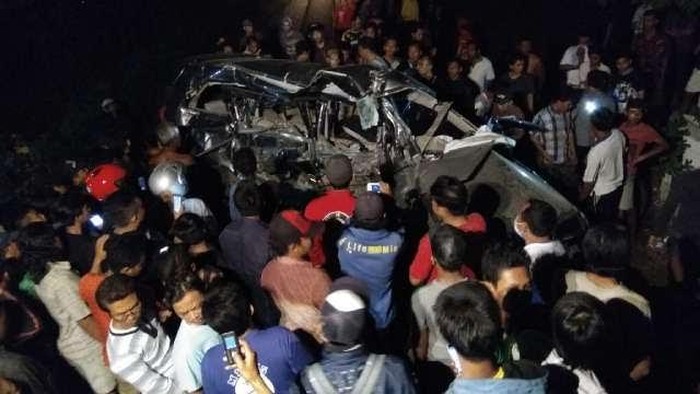 KA Dhoho Vs Innova, Empat Penumpang Mobil Tewas