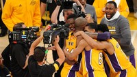 Kobe Bryant berpelukan dengan rekan-rekannya di Los Angeles Lakers. Gary A Vasquez/Reuters/detikFoto.