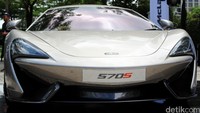 Untuk di Indonesia, buat konsumen yang menginginkannya, McLaren siap menawarkan mulai USD 530.000 (Off the Road) jika dirupiahkan dengan kurs sekarang berarti sekitar Rp 7 miliar.