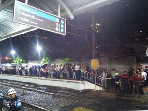 Begini Saat Penumpang Mesti Basah-basahan Menunggu Commuter Line di Stasiun Sudirman