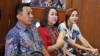 Dewi hadir didampingi kuasa hukumnya, Merly Aprilita. Pool/Noel/detikFoto.