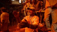 Bubuk vermillion berwarna oranye menambah kemeriahan perayaan tersebut. Navesh Chitrakar/Reuters.