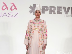 Rilis Busana Ramadan, Itang Yunasz Kawinkan Ragam Motif Kain Indonesia