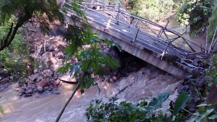 Jembatan Penghubung Desa dan Kota Kediri Putus Diterjang Hujan Deras