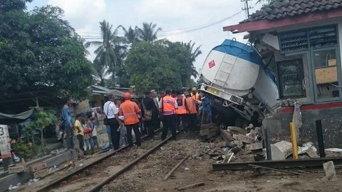 Truk Tangki Tertabrak Kereta, Tebing Tinggi Arah Medan Macet 2 Km