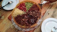Selain menu makanan berat, tersaji juga martabak manis 8 rasa. Martabak ini hadir karena banyaknya permintaan dari para tamu. Besok akan disajikan hangat-hangat lho! Foto: Markobar