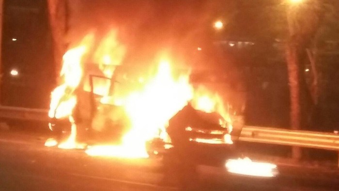 2 Orang Berhasil Selamatkan Diri Saat Mobil Terbakar di Kawasan Bandara Cengkareng