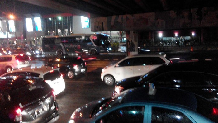 Volume Kendaraan Padat, Jalur Blok M-Antasari Macet 7 Kilometer