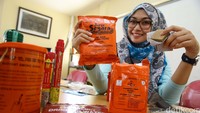Mereka juga mendapat penjelasan mengenai makanan yang disediakan.