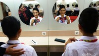 Beberapa pramugari sedang merias wajahnya. Mereka juga mendapatkan pelatihan kecantika.