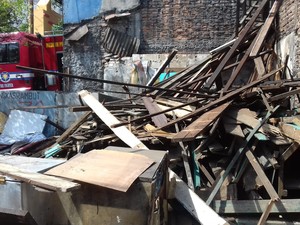Permukiman Liar di Samping Rel Stasiun Senen Dibongkar, Warga Pasrah