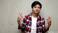 Dalam film tersebut, Bisma berperan seorang remaja yang tumbuh dari orangtua single parent.