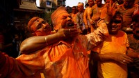 Seorang warga diolesi bubuk vermillion dalam perayaan tersebut. Navesh Chitrakar/Reuters.