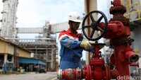 Petugas melakukan pengecekan jaringan pipa minyak di kilang unit pengolahan (Refinery Unit) V, Balikpapan, Kalimantan Timur, Kamis (14/04/2016).