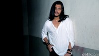 Virzha tampaknya nyaman dengan rambut gondrong dan berewok di wajahnya. Asep Syaifullah/detikHOT.
