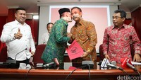 (kiri-kanan) Sekretaris Tim Sukses Sahabat Benny Mokalu Community (Bemoc) Jimmy, Inspektur Jenderal Benny Mokalu, Sekretaris DPD PDIP DKI Jakarta Prasetyo Edi Marsudi dan Wakil Ketua Bidang Pemenangan Pemilu DPD PDIP Jakarta Gembong Warsono.