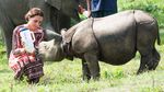 Momen William dan Kate Bersama Anak Gajah dan Badak di India