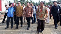 Setelah meninjau proses pemasangan PLTD di Idanoi, Sudirman Said dengan didampingi oleh Direktur Bisnis Regional Sumatera PLN Amir Rosidin, Bupati Nias Sokhiatu Laoli Dan Ketua Komisi VII DPR RI Gus Irawan Pasaribu melanjutkan kunjungan ke kantor Kantor Bupati Nias yang disambut oleh warga dan tokoh masyarakat Nias. Agus Trimukti/Humas PLN.