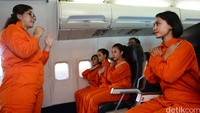 Beberapa pramugari sedang mendengarkan arahan instruktu.