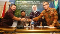 Ketua Fraksi PAN, Mulfachri Harahap (kiri) membuka diskusi tersebut.