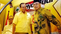 Priyo Budi Santoso didampingi Hajrianto Tohari (Ketua Tim Sukses), saat mengumumkan deklarasi pencalonan dirinya menjadi calon Ketua Umum Partai Golkar Periode 2015-2020.
