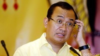 Politikus senior Golkar Priyo Budi Santoso disebut bergabung ke Partai Berkarya dan menjadi Sekjen. Priyo tidak membantah kabar tersebut. Namun dia belum memastikan apakah sudah resmi menjadi kader partai yang senafas dengan Golkar itu. (Foto: Rengga Sancaya )