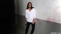 Usaha kerasnya untuk proses lagu tersebut hingga memakan waktu tiga minggu hanya untuk satu lagu.
