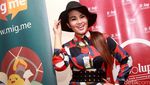 Gaya Fitri Carlina dengan Floppy Hat