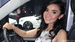 Senyuman Geby, Gadis Pemanis di Booth Mercedes-Benz
