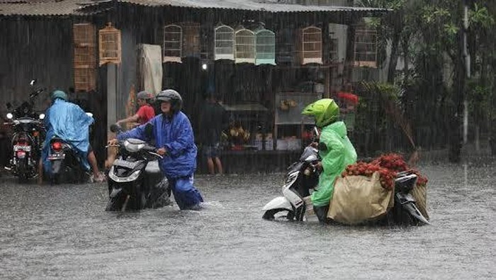 Surabaya Tergenang Usai Diguyur Hujan Sejak Dini Hari Tadi