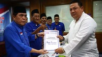 Perwakilan tim kampanye Sandiaga Uno yaitu Gozali Ramli Aziz (kanan) mengambil formulir pendaftaran untuk bakal cagub DKI dari Partai Demokrat di DPD Demokrat, Jakarta, Jumat (15/4/2016).