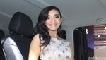 Senyuman Geby, Gadis Pemanis di Booth Mercedes-Benz