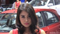 Dulu aku pernah jadi usher di aksesoris kebuka banget. Ga nyaman, dingin, dilihatin orang juga, kata Niftia.