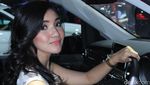 Senyuman Geby, Gadis Pemanis di Booth Mercedes-Benz